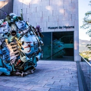 Salzburg Guide - Museum der Moderne - Eingang mit kugelhafter Skulptur vor dem Eingang