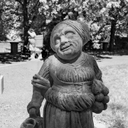 Salzburg Guide - Steinfigur einer Frau aus der Reihe der Steinernen Zeugen iim Zwergerlpark Salzburg